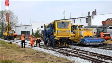 Das Land investiert in das Schienennetz im Fischereihafen. Saniert wurden jetzt auch die beiden Gleise bis zum Bahnsteig Schaufenster Fischereihafen.