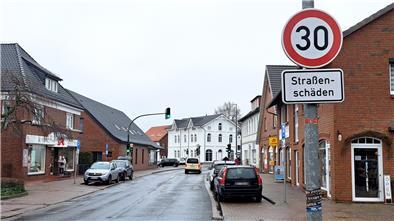 Tempo 30 wegen Straßenschäden: Amtsdamm in Hagen schon vor A27-Umleitung am Ende Das Land ist für den Amtsdamm zuständig und hat wegen massiver Straßenschäden bereits vor der Umleitung eine Tempo-30-Zone eingerichtet.
