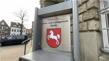 Das Landgericht Stade hat am Donnerstag den mutmaßlichen Millionenbetrüger (56) aus der Samtgemeinde Selsingen (BZ berichtete) zu 6,5 Jahren Haft und Rückzahlung des Geldes verurteilt. Das Urteil ist noch nicht rechtskräftig. Der Verurteilte kann binnen einer Woche Revision einlegen.