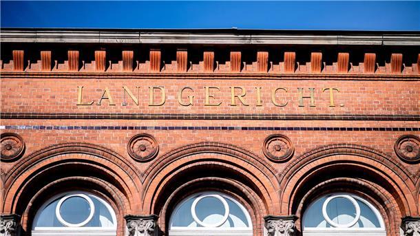 Die Klinkerfassade eines Hauses an dem Landgericht steht.