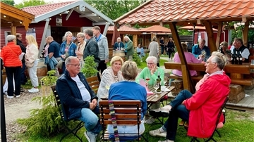 Gruppe am Tisch