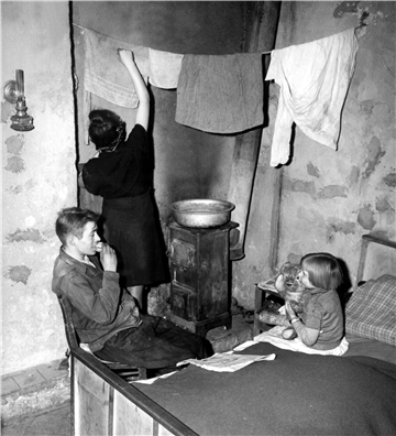 Das Leben der Besiegten war von Hunger, Elend, Wohnungsnot geprägt. Der Winter 1946/47 brachte nie dagewesene Kälte. Hunderttausende starben.