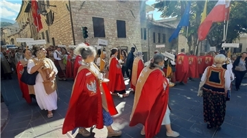 Das Leben mit der christlichen Religion prägt den Pilgerort Assisi.