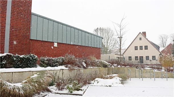 Geld zur Planung des Kindergartens im Haushalt 2024 Das leerstehende Haus neben der Uthleder Turnhalle soll abgerissen und das Grundstück neu beplant werden. Dafür wurden Gelder im Haushalt für 2024 bereitgestellt.