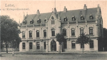 Das Leher Rathaus mit Kriegerdenkmal um 1905.