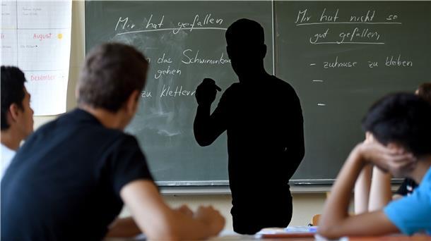 Lehrer packen aus: Das Leistungsniveau sackt ab Das Leistungsniveau in den Klassen sei seit der Schulreform vor zehn Jahren stark gesunken, kritisieren Lehrer.