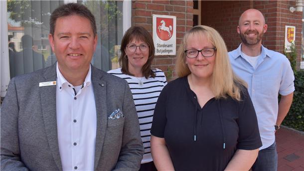 Eine Frau leitet jetzt das Amt für Finanzdienste in Butjadingen Bild von Butjadingens Bürgermeister Axel Linneweber, Sonja Micheel (Leiterin des Amtes für Zentrale Dienste), Kerstin Cremer (neue Leiterin des Amtes für Finanzdienste) und Eike Bartzsch (Leiter des Amtes für Bau- und Bürgerdienste).