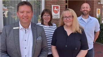 Bild von Butjadingens Bürgermeister Axel Linneweber, Sonja Micheel (Leiterin des Amtes für Zentrale Dienste), Kerstin Cremer (neue Leiterin des Amtes für Finanzdienste) und Eike Bartzsch (Leiter des Amtes für Bau- und Bürgerdienste).