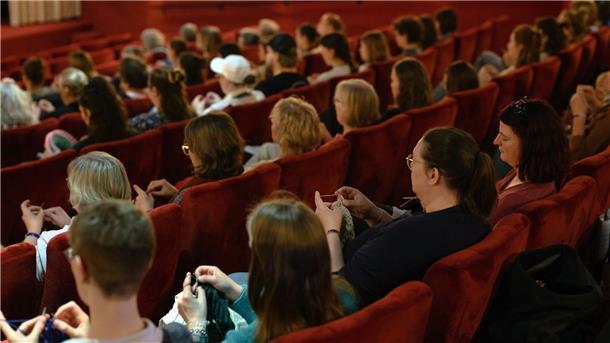 Im Strickkino bleibt das Licht an Das Licht im Kinosaal ist nicht aus, es bleibt gedimmt.