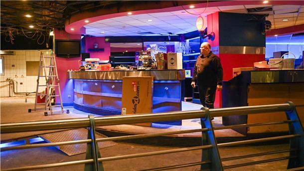 (Videorundgang) So sieht es jetzt auf der Bremerhavener Bowlingbahn aus Tresen im bunten Licht in der Bowlinghalle