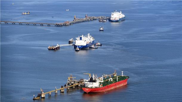 Schiffe und LNG-Terminals. Das LNG-Terminal in Wilhelmshaven gilt als Schlüsselprojekt der deutschen Energieversorgung – doch seine Auslastung ist umstritten.