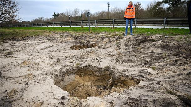 Das Loch neben der Fahrbahn führt zu der Sperrung der A27.