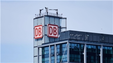 Das Logo der Deutschen Bahn am Hauptbahnhof in Berlin: Kommende Woche wollen die Deutsche Bahn (DB) und die Eisenbahn- und Verkehrsgewerkschaft (EVG) in eine besonders lange Verhandlungsrunde gehen