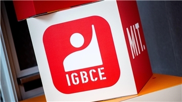 Das Logo der Gewerkschaft ist auf einem Würfel zu sehen.
