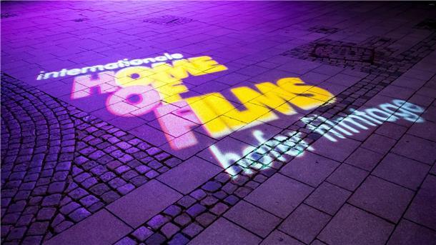 Kino „wichtiger denn je“ - Hofer Filmtage vor dem Start Das Logo der internationalen Hofer Filmtage wird in der Hofer Innenstadt auf den Boden projiziert.