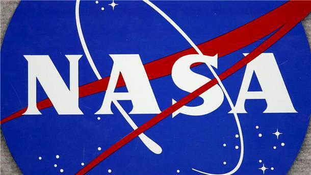 Nasa lässt drei Raumfahrt-Unternehmen Mondfahrzeuge bauen Das Logo der NASA am Johnson Space Center in Houston, Texas. Drei Unternehmen sollen im Auftrag der US-Raumfahrtbehörde künftig Mondfahrzeuge bauen.
