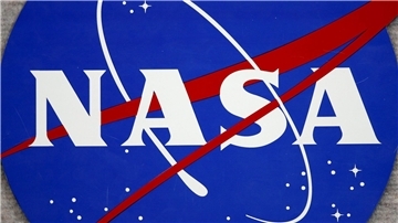 Das Logo der NASA am Johnson Space Center in Houston, Texas. Drei Unternehmen sollen im Auftrag der US-Raumfahrtbehörde künftig Mondfahrzeuge bauen.