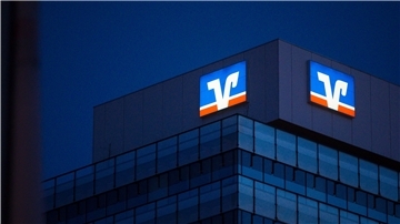 Das Logo der Volksbank ist auf einem Gebäude sehen.