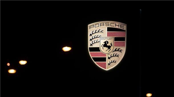 Das Logo des Autobauers Porsche im Porsche-Zentrum Stuttgart.