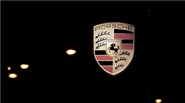Das Logo des Autobauers Porsche im Porsche-Zentrum Stuttgart.