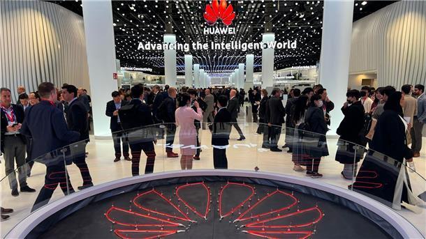 Marktforscher: Huawei-Erfolg bremst auch iPhone-Absatz Das Logo des chinesischen Technologiekonzerns Huawei ist am Eingang seines Messestandes beim Mobile World Congress (MWC) zu sehen.