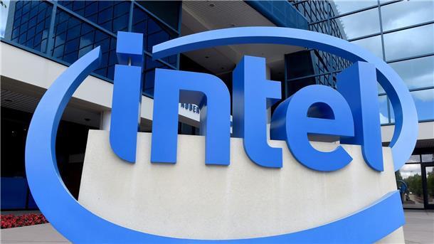 Intel will höhere Finanzhilfen der Bundesregierung Das Logo des Chipherstellers Intel steht vor der Zentrale des Unternehmens.