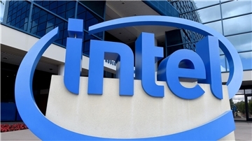 Das Logo des Chipherstellers Intel steht vor der Zentrale des Unternehmens.