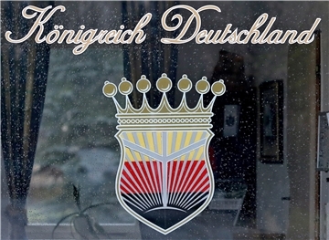 Das Logo des «Königreich Deutschland» prangt am Fenster eines Pförtnerhauses in Lutherstadt Wittenberg. Dort wurde das „Königreich“, das der Verfassungsschutz als Fantasiestaat bezeichnet, gegründet.