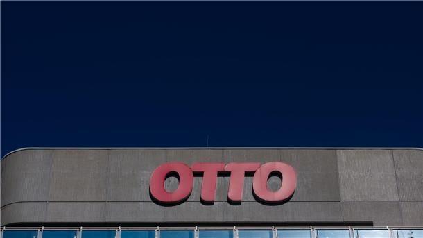 Das Logo des Otto Konzerns an der Konzernzentrale in Hamburg.