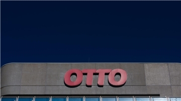 Das Logo des Otto Konzerns an der Konzernzentrale in Hamburg.
