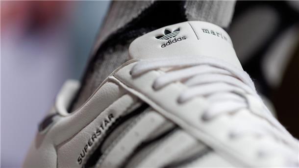 Adidas stellt Abverkauf von Yeezy-Restbeständen vorerst ein Das Logo und der Schriftzug des Sportartikelherstellers Adidas: Das Unternehmen hat seine neuesten Zahlen vorgelegt.