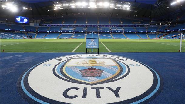 Das Logo von Manchester City ist im Stadion vor einem Champions-League-Spiel zu sehen. Dieses Bild wird wohl auch in den kommenden Jahren wieder