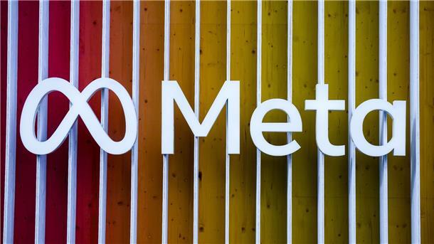 Meta mit zweitem Umsatzrückgang - Aktie fällt Das Logo von Meta bei der 51. Jahrestagung des Weltwirtschaftsforums (WEF).
