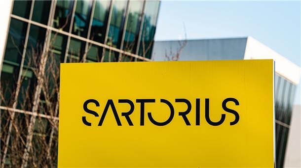 Sartorius beteiligt sich an schwedischer Bico Group Das Logo von Sartorius ist auf einer Stele am Firmensitz zu sehen.
