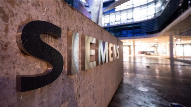 Siemens mit Milliardengewinn - Milliardenabspaltung geplant Das Logo von Siemens ist an der Firmenzentrale in München zu sehen.