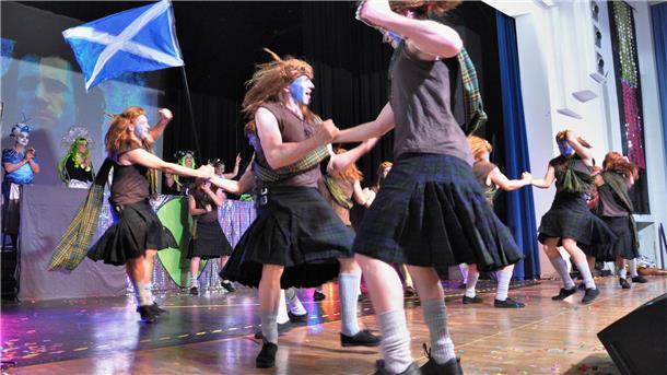Großartige Stimmung und tolle Show beim Ellwürder Karneval Das Männerballett als schottische Freiheitskrieger.