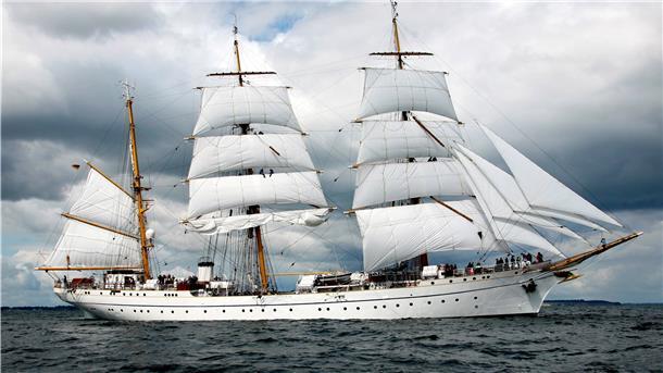 Das Marineschulschiff „Gorch Fock“ läuft unter Segeln über die Kieler Förde. Die Generalüberholung des Dreimasters war lange ein finanzielles und politisches Desaster. Nun geht es aufs Ende zu, die „Gorch Fock“ soll in der zweiten Jahrsshälfte wieder segeln.