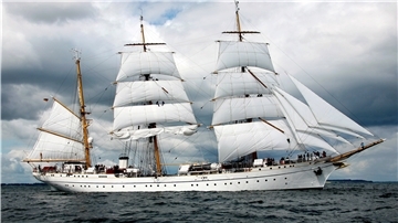 Das Marineschulschiff „Gorch Fock“ läuft unter Segeln über die Kieler Förde. Die Generalüberholung des Dreimasters war lange ein finanzielles und politisches Desaster. Nun geht es aufs Ende zu, die „Gorch Fock“ soll in der zweiten Jahrsshälfte wieder segeln.