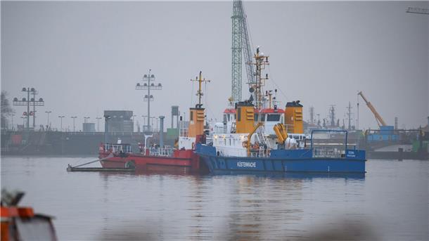 Ölbekämpfung auf dem Nord-Ostsee-Kanal läuft weiter  Das Mehrzweckschiff „Odin“  fährt mit einem Ponton über das Wasser vor der Schleuse, um das Öl aufzunehmen.