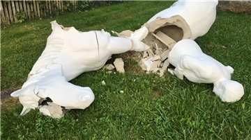 Das Merkel-Reiterstandbild von Künstler Wilhelm Koch in Etsdorf ist auseinandergebrochen.