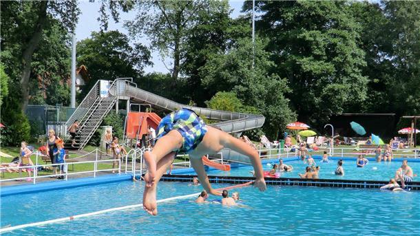Das Midlumer Quellwasserfreibad ist vor allem bei Einheimischen populär. Die Gemeinde Wurster Nordseeküste möchte mit LEADER-Mitteln einen Holzspielplatz bauen, der die Themen Mühle und Landwirtschaft vereint.
