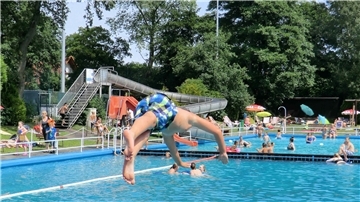 Das Midlumer Quellwasserfreibad ist vor allem bei Einheimischen populär. Die Gemeinde Wurster Nordseeküste möchte mit LEADER-Mitteln einen Holzspielplatz bauen, der die Themen Mühle und Landwirtschaft vereint.