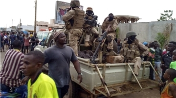 Das Militär hat die Regierung in Mali abgesetzt. Unser Bild zeigt Soldaten in der malischen Hauptstadt Bamako. Seit mehr als 20 Jahren finanziert die Brücke Nordenham-Kayes mit Spendengeldern aus Nordenham und Umgebung Entwicklungsprojekte in Mali.