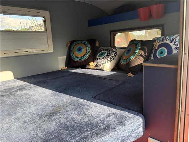 Das Mini-Wohnmobil (Piaggio Ape) von innen.