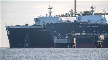 Das mit verflüssigtem Erdgas beladene Tankschiff „Maria Energy“ (hinteres Schiff) liegt am schwimmenden Terminal, dem Spezialschiff „Höegh Esperanza“.