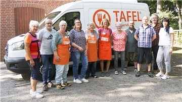 Das Mitarbeiter-Team der Bremervörder Tafel um Leiterin Karin Brünjes (links) und den "Tandem"-Vorsitzenden Andreas von Glahn (Zweiter von rechts) steht aktuell vor großen Herausforderungen und ist weiterhin auf finanzielle und personelle Unterstützung angewiesen. 