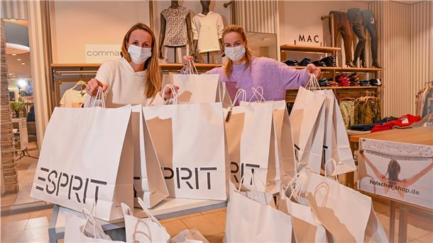 Das Modehaus Holscher in Loxstedt verkauft günstige „Wundertüten“, die von Stefanie Giesemann (links) und Kristina Holscher gefüllt werden.