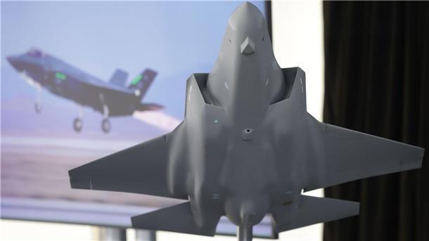 Das Modell des amerikanischen Tarnkappenbombers F35 - in Weeze soll künftig dessen Rumpfmittelteil gefertigt werden.