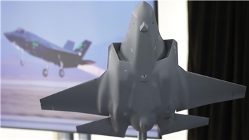Das Modell des amerikanischen Tarnkappenbombers F35 - in Weeze soll künftig dessen Rumpfmittelteil gefertigt werden.