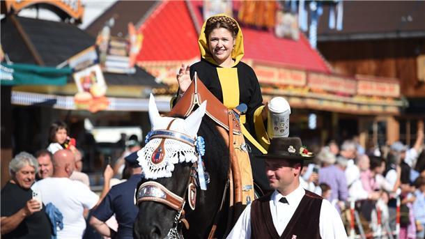 190. Oktoberfest: „Gegen die Krisen der Welt“ Das Münchner Kindl Franziska Inselkammer reitet zum Beginn des Oktoberfests auf die Theresienwiese.